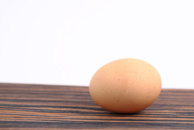 Ein Ei auf Tischplatte