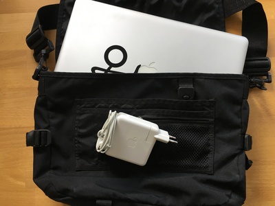 MacBook Pro in Schultertasche mit Netzteil