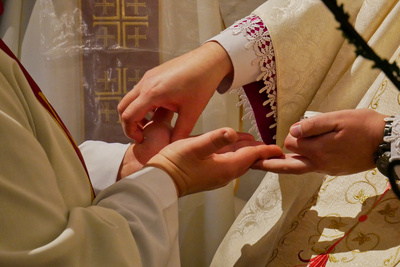 Salbung der Hände bei der Priesterweihe