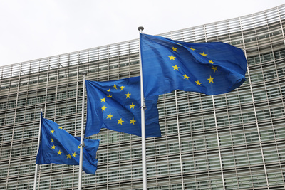 Flaggen vor dem EU-Parlament