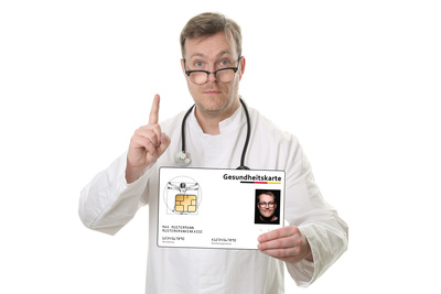 Arzt zeigt Gesundheitskarte