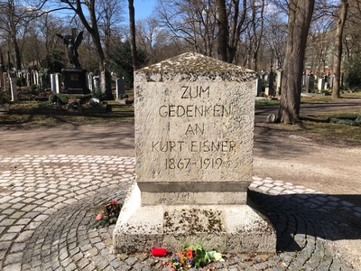 Gedenkstein Kurt Eisner auf dem Ostfriedhof in München Gedenkstein Kurt Eisner auf dem Ostfriedhof in München