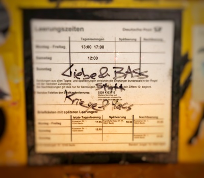 Liebe und Bass, statt Kriege und Hass Liebe und Bass, statt Kriege und Hass