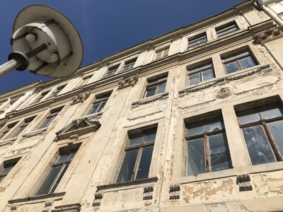 Renovierungsbedürftige Fassade / Foto: Alexander Hauk