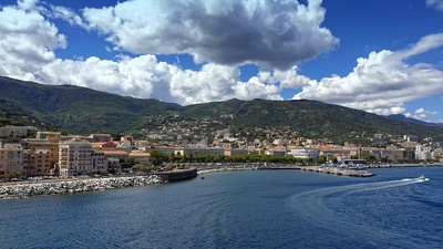 Blick zur Hafenstadt Bastia auf Korsika