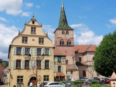 Rathaus und Kirche Ste-Anne in Turckheim (Elsass)