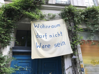 Fahne: "Wohnraum darf keine Ware sein" / Foto: Alexander Hauk