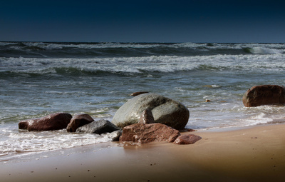 Strand mit Steinen