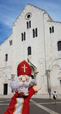 Nikolaus vor der Basilika St.Nicola in Bari