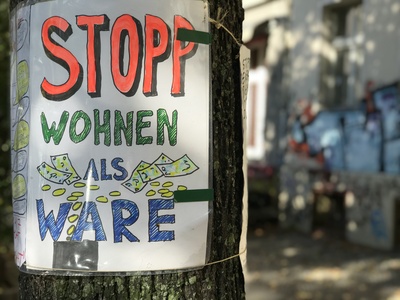 Protest-Schild: Stopp Wohnen als Ware Protest-Schild: Stopp Wohnen als Ware
