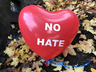 No Hate Luftballon im Herbst / Foto: Alexander Hauk