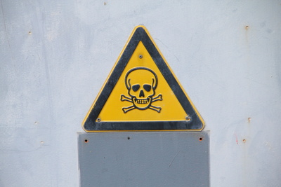Achtung Gefahr: Schild mit Totenkopf Achtung Gefahr: Schild mit Totenkopf