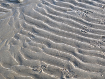 Wellen im Strandsand