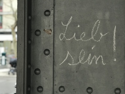 Schriftzug "Lieb sein" an einer Metallsäule Schriftzug "Lieb sein" an einer Metallsäule