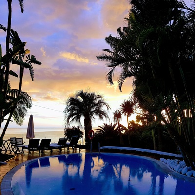 Sonnenuntergang  mit beleuchtetem Pool des Ferienhauses auf Madeira