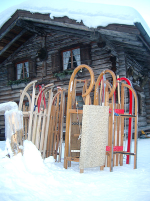 Schlitten vor Hütte im Ostallgäu 1 / Foto: Alexander Hauk