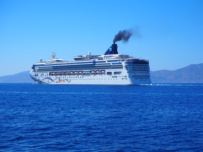 Kreuzfahrtschiff vor Mykonos
