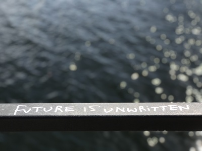 Schriftzug "Future is unwirtten" auf Geländer Schriftzug "Future is unwirtten" auf Geländer