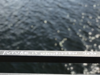 Schriftzug "Future is unwirtten 2020" auf einem Geländer / Foto: Alexander Hauk