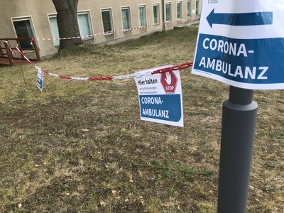 Schild: Wegweiser zur Corona-Ambulanz Schild: Wegweiser zur Corona-Ambulanz