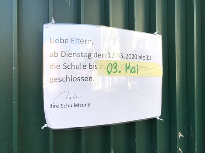 Schild: Schule bleibt wegen Corona-Virus geschlossen Schild: Schule bleibt wegen Corona-Virus geschlossen