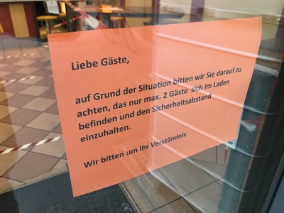 Hinweistafel Sicherheitsabstand wegen Corona Hinweistafel Sicherheitsabstand wegen Corona