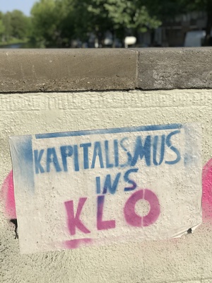 Graffiti: "Kapitalismus ins Klo" Graffiti: "Kapitalismus ins Klo"