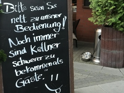 Schild vor Restaurant: Nett sein Schild vor Restaurant: Nett sein