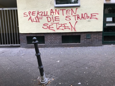 Graffiti: "Spekulanten auf die Straße setzen" Graffiti: "Spekulanten auf die Straße setzen"