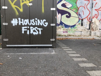 Graffiti: Housing first / Foto: Alexander Hauk