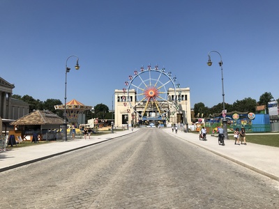 Königsplatz in München mit Riesenrad Königsplatz in München mit Riesenrad