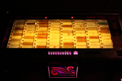 Leuchtende Jukebox in einer Boizn / Foto: Alexander Hauk