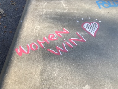 Frauenpower und Gleichberechtigung: Schriftzug Woman Win Frauenpower und Gleichberechtigung: Schriftzug Woman Win