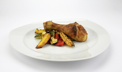 Hühnerschenkel mit Kartoffelspalten und Ofengemüse