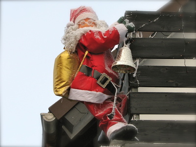 Weihnachtsmann am Balkon