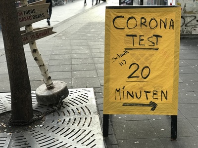 Schild: Wegweiser zum Coronatest Schild: Wegweiser zum Coronatest