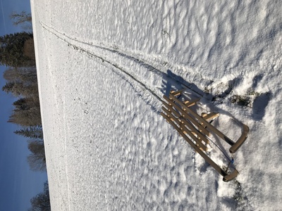 Schlitten auf verschneitem Hügel Schlitten auf verschneitem Hügel