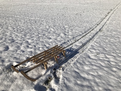Schlitten im Schnee - ohne Menschen / Foto: Alexander Hauk