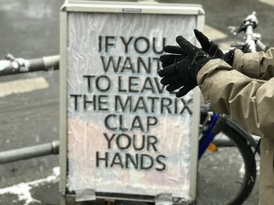 In die Hände klatschen um die Matrix zu verlassen In die Hände klatschen um die Matrix zu verlassen
