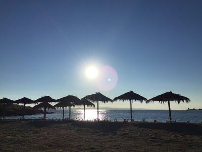 Griechenland: Sonnenschirme am Strand im Gegenlicht / Foto: Alexander Hauk