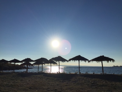 Griechenland: Sonnenschirme am Strand im Gegenlicht. Griechenland: Sonnenschirme am Strand im Gegenlicht.