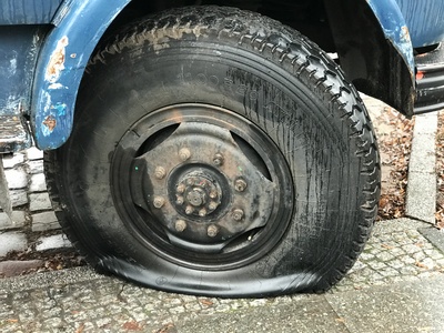 Platter Reifen an einem Fahrzeug / Foto: Alexander Hauk