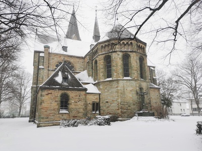Kirche bedeckt mit Schnee