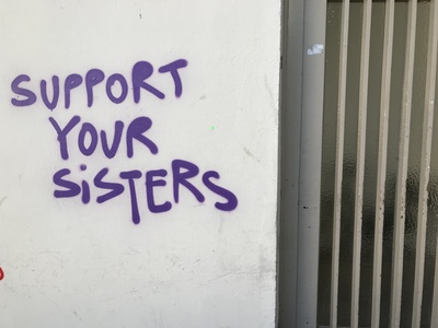 Graffiti: "Support your sisters". Gesehen in Berlin.