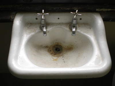 Altes Waschbecken in einem Haus Altes Waschbecken in einem Haus