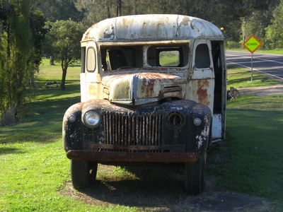 Schulbus: Oldtimer am Straßenrand in Australien Schulbus: Oldtimer am Straßenrand in Australien