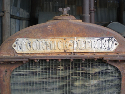 Kühler eines alten Traktors der Marke Mc Cormick Deering