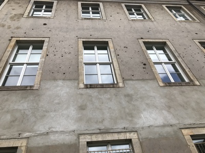 Kriegsspuren an einer Hausfassade in Berlin