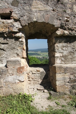 Fenster der Burgruine Bramberg