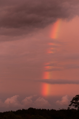 Regenbogen hinter den Wolken